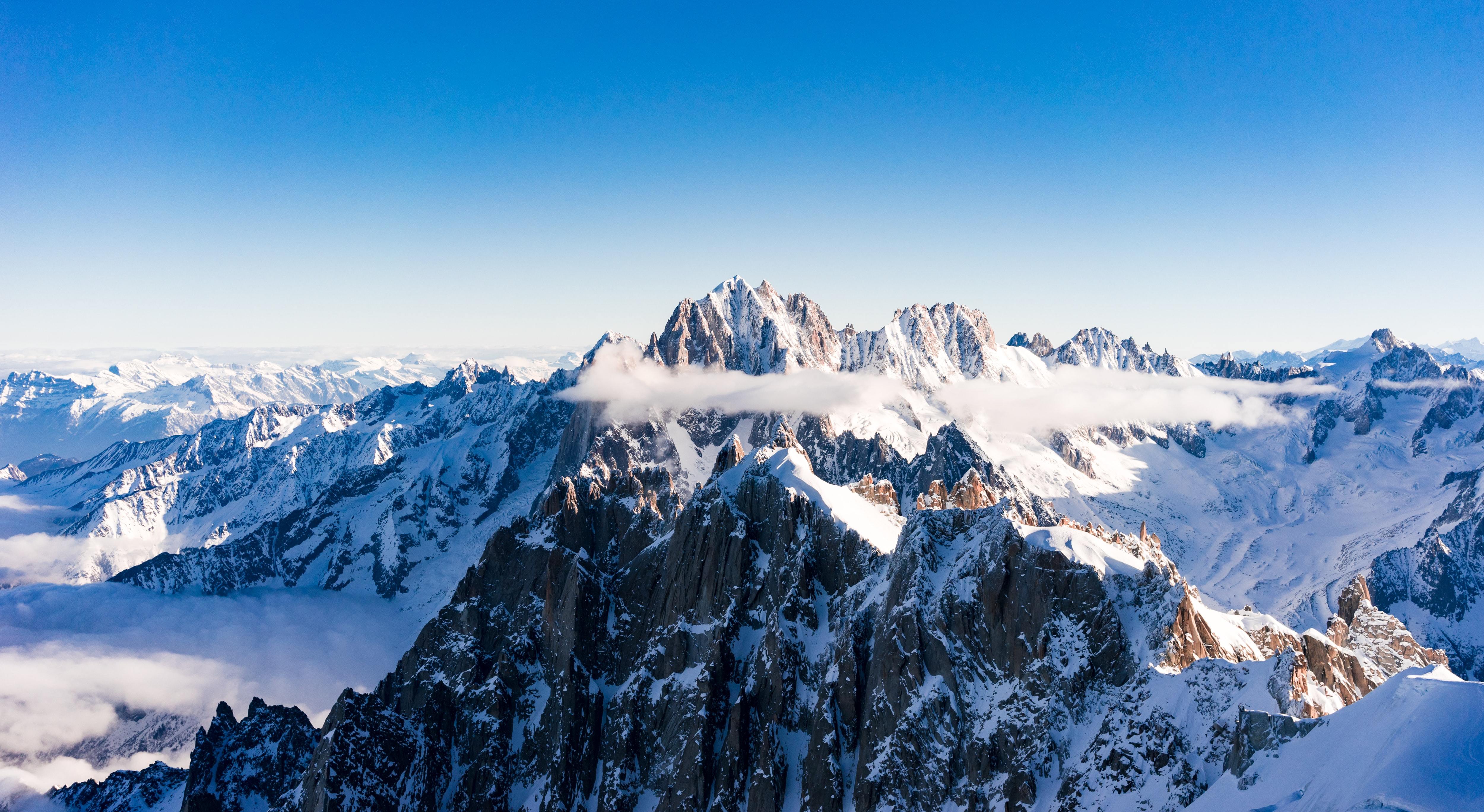 延绵的雪山