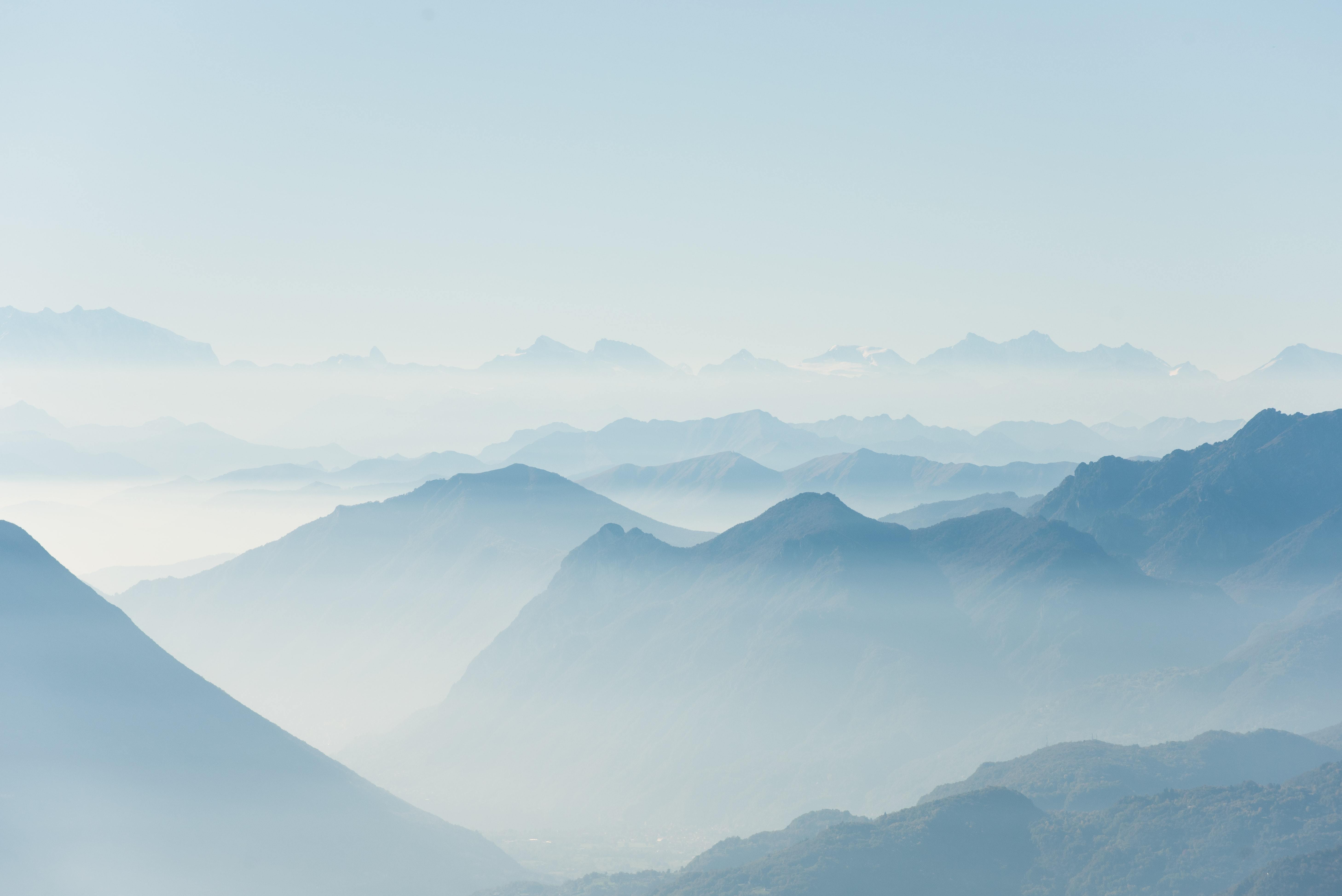 浅色群山风景