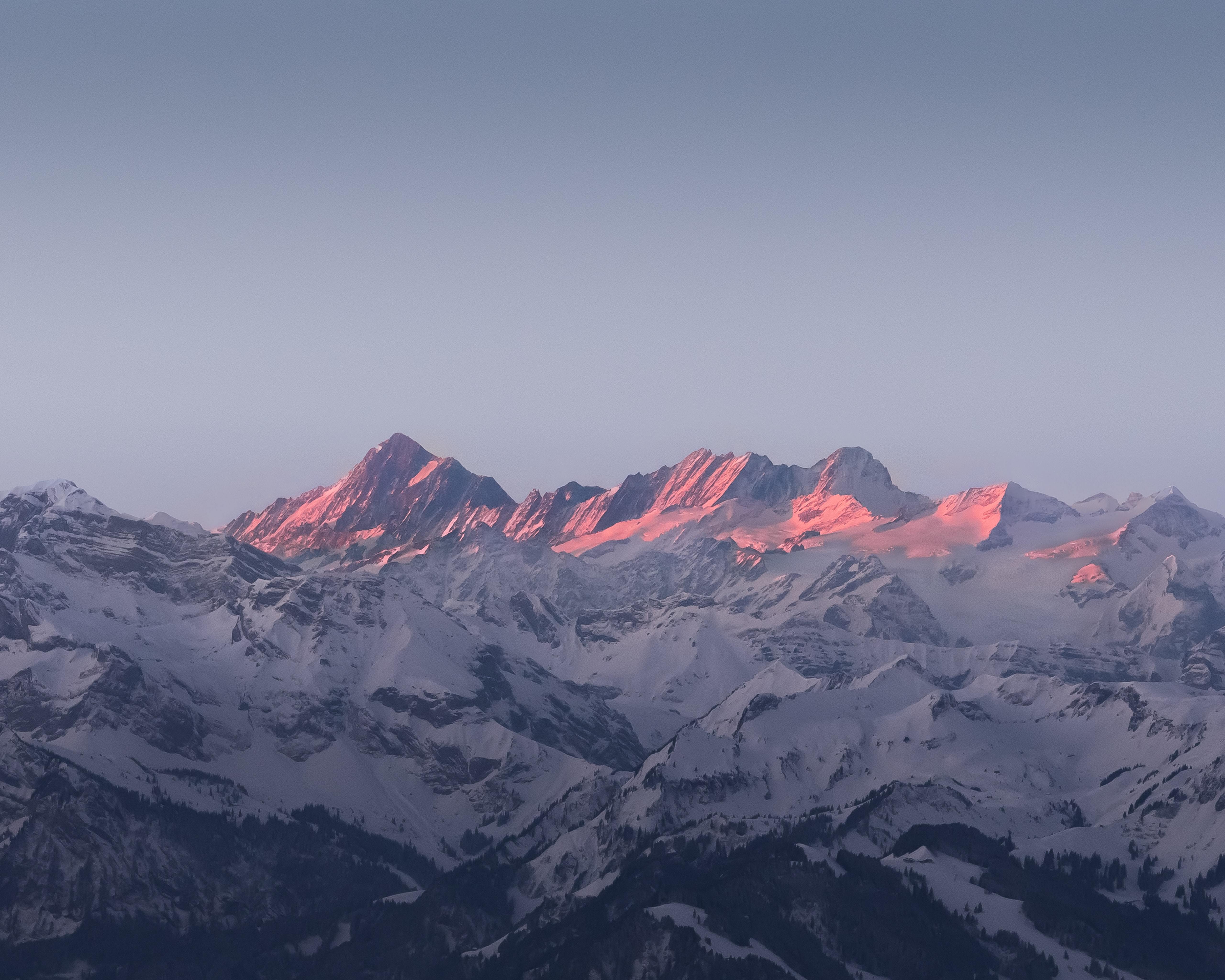 日出时的雪山